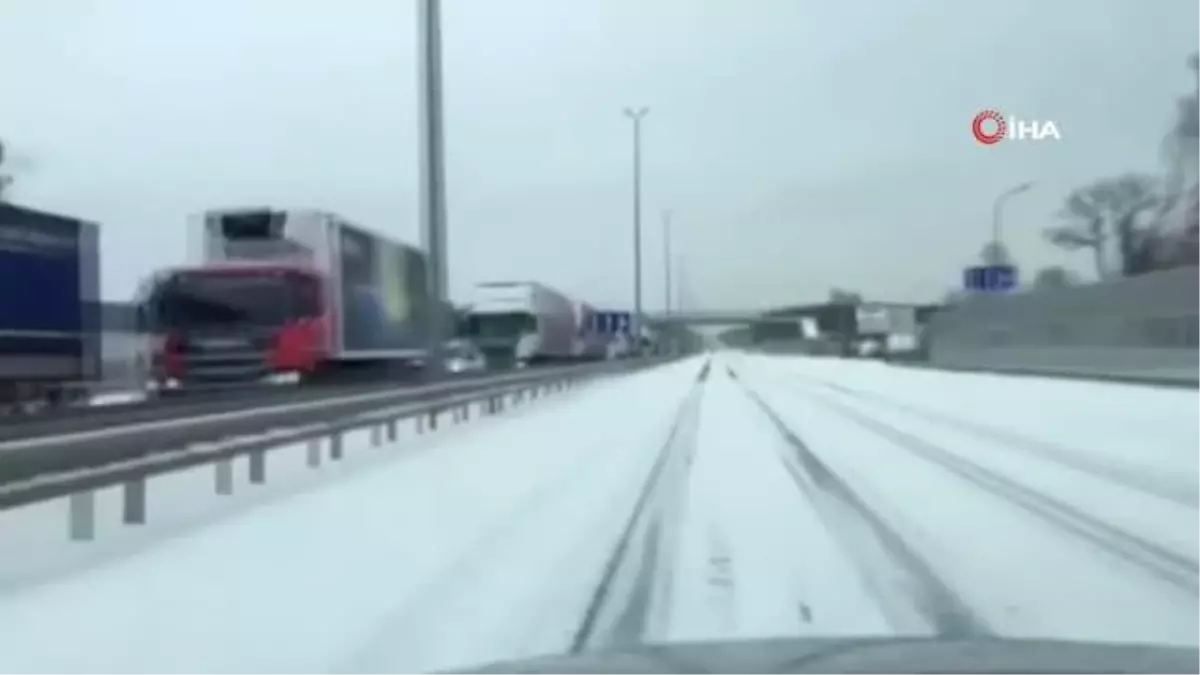 Ukrayna\'da yoğun kar yağışı nedeniyle bine yakın tır yolda mahsur kaldı