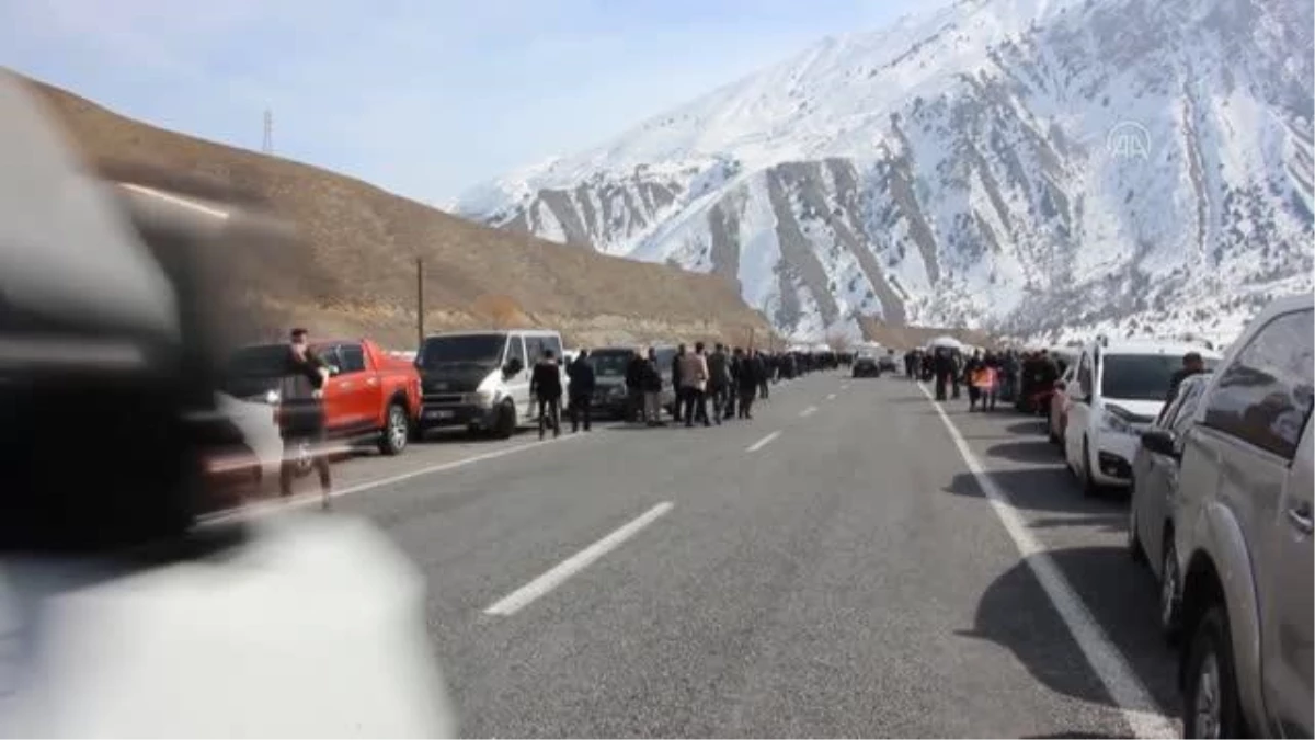 AK Parti Hakkari İl Başkanlığına atanan Abdulmutalip Özbek, partililer tarafından karşılandı