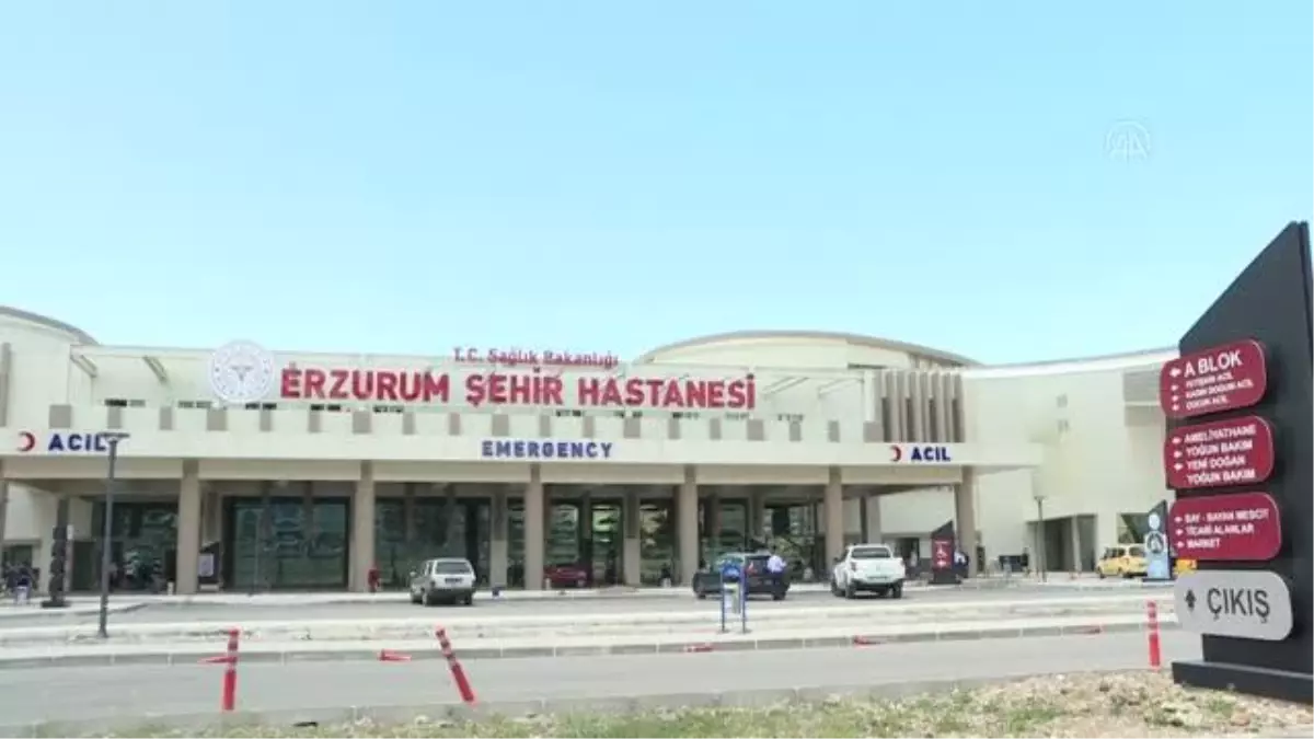 Erzurum Şehir Hastanesinde suda doğan ilk bebeğe "Ertuğrul" adı verildi