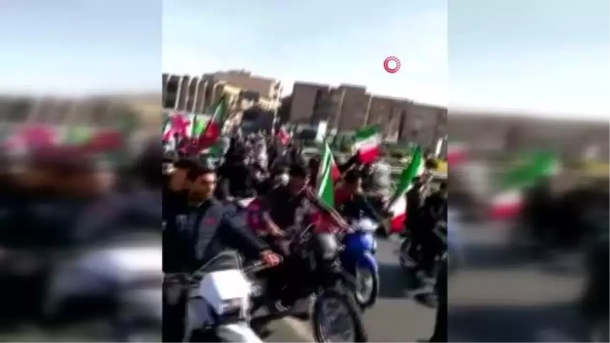İran\'da devrim kutlamalarında "Kahrolsun Ruhani" sloganları