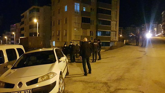 Kız arkadaşına mesaj atıp silahla kendini kalbinden vurdu Kız arkadaşına mesaj atıp silahla kendini kalbinden vurdu