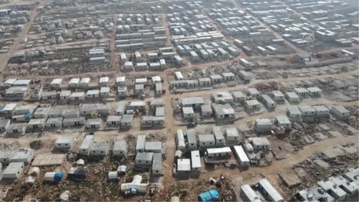 Sadakataşı Derneği, İdlib\'de inşasını tamamladığı 308 briket evi ihtiyaç sahiplerine teslim etti