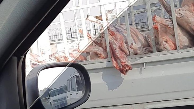Şehrin göbeğinde skandal! Hangi hayvana ait olduğu bilinmeyen etleri inşaat malzemesi taşır gibi taşıdılar