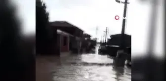Soma'da şiddetli yağış nedeniyle evleri su bastı