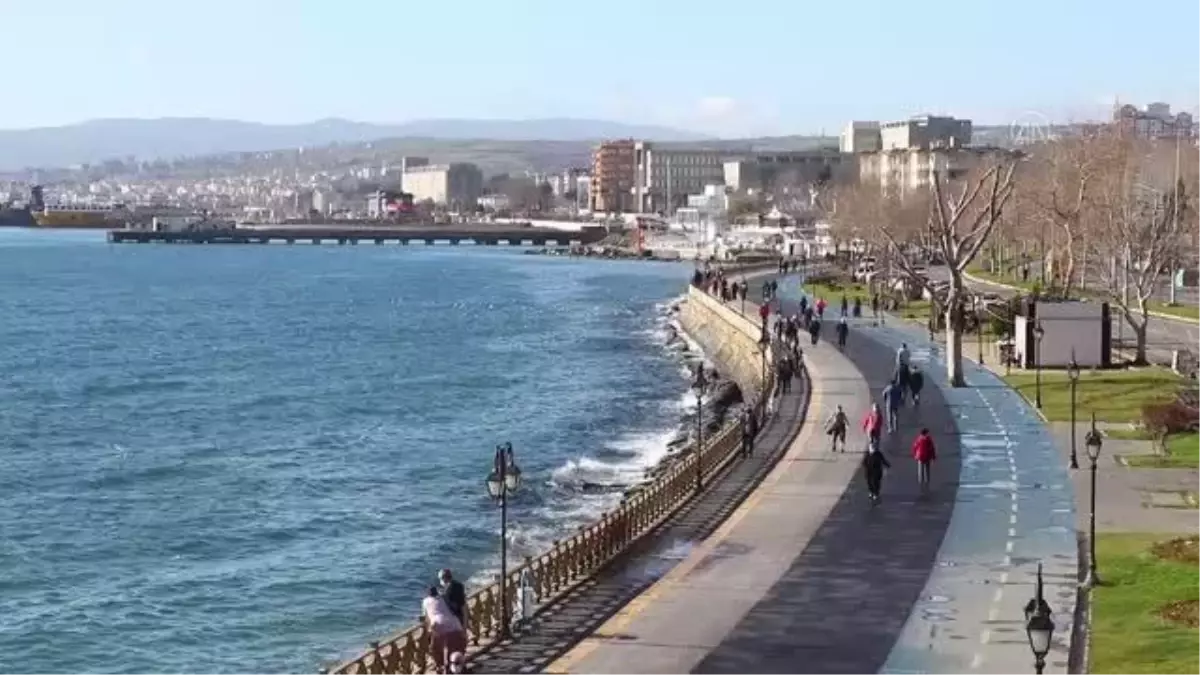 Vatandaşlar güneşli havanın tadını çıkarıyor