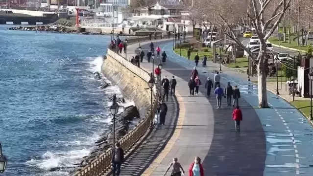 Vatandaşlar güneşli havanın tadını çıkarıyor