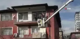 Yangında mahsur kalan aileyi şantiyedeki vinç kurtardı