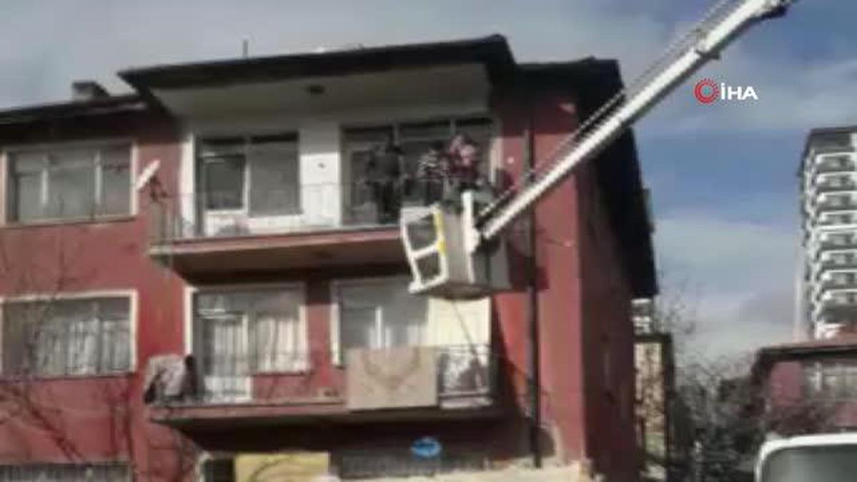Yangında mahsur kalan aileyi şantiyedeki vinç kurtardı