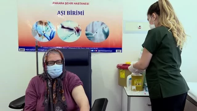 Sağlık çalışanlarına ikinci doz CoronaVac aşısı uygulanmaya başlandı (1)