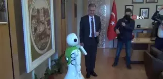 Akıllı robot Başkan Taban'ı ziyaret edip iş istedi