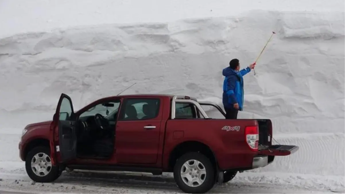 Ardahan\'ı Artvin\'e Bağlayan Sahara Geçidi\'nde 5 metrelik kar kütlesi