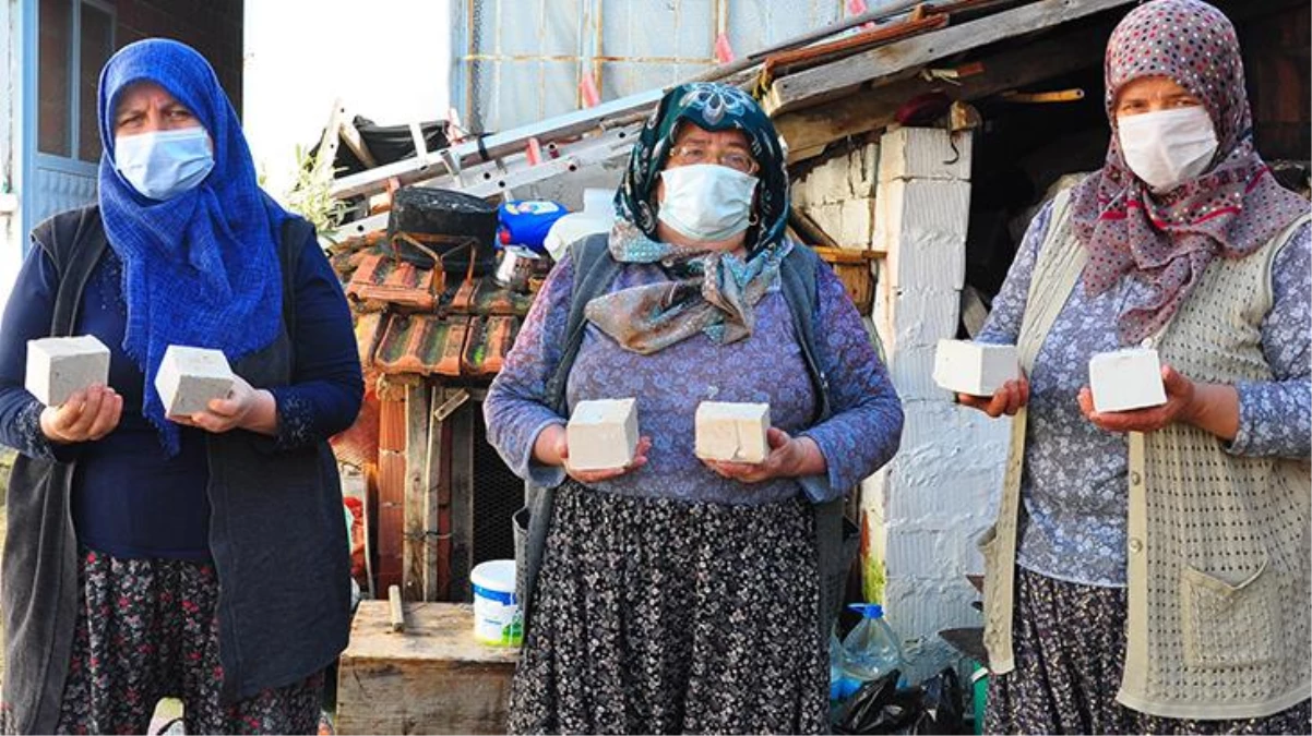 Atık zeytinyağı posalarını sabun yapıp, aile ekonomilerine katkı sağlıyorlar