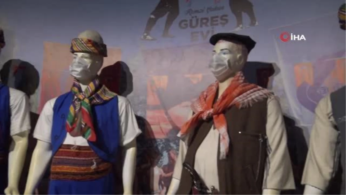 Korona virüse dikkat çekmek için heykellere maske taktılar