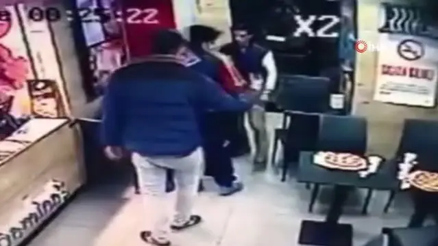 Pizzacıda peçete kutulu, tekme ve yumruklu kavga kamerada Pizzacıda peçete kutulu, tekme ve yumruklu kavga kamerada