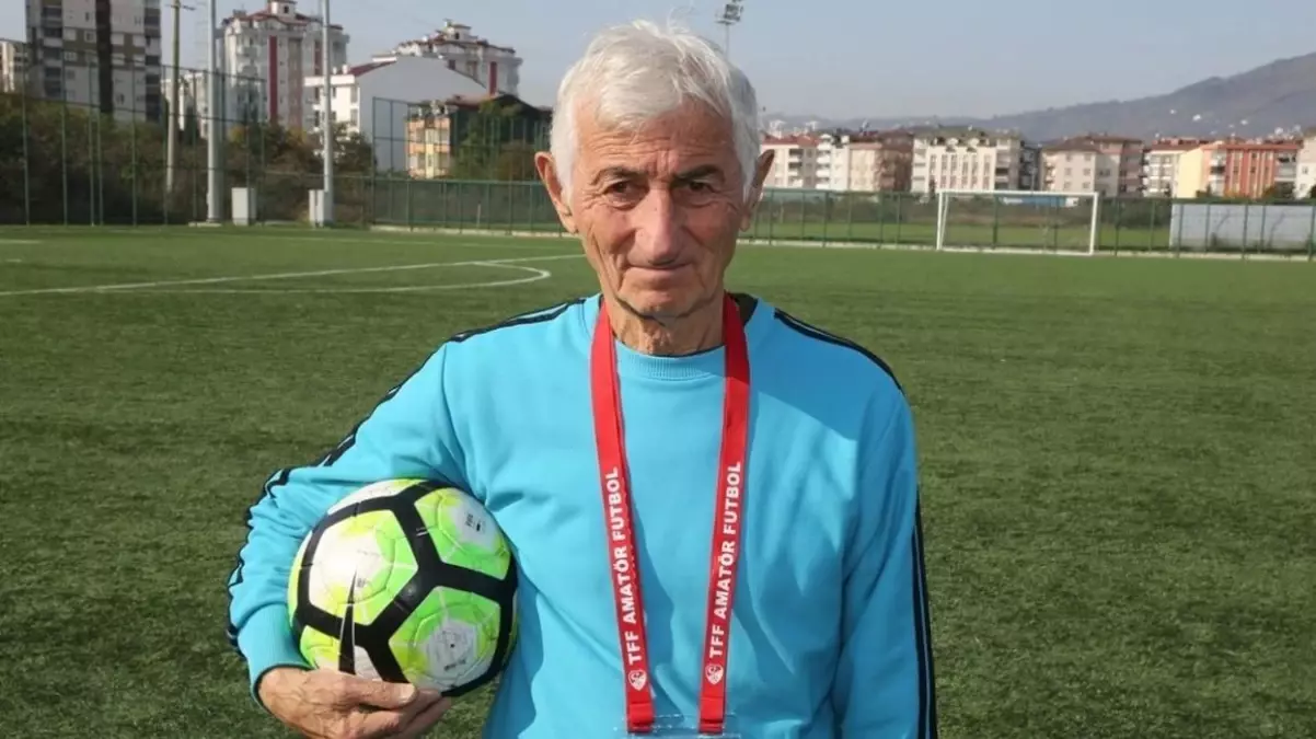 83 yaşındaki antrenör Aziz Tokat, 58 yıllık takımıyla iki yıllık daha sözleşme imzaladı