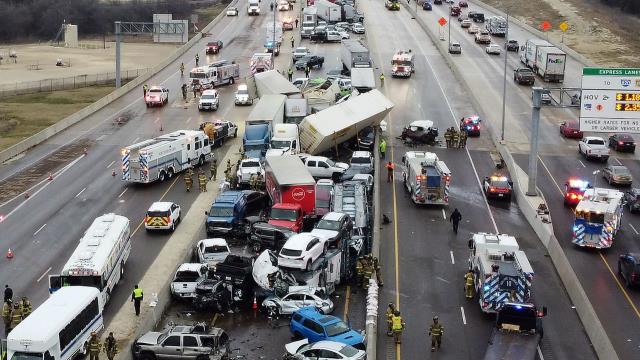 ABD'de 130 aracın birbirine girdiği zincirleme kazada ölü sayısı 6'ya yükseldi