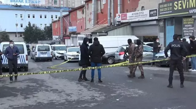 Araç satışı silahlı kavgaya döndü! Polis memurunun vurulduğu çatışma anı kamerada