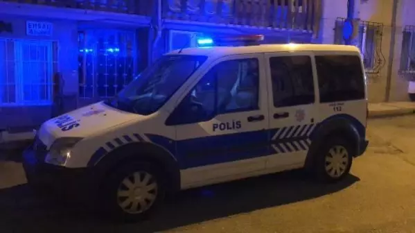 Gürültü şikayetine giden polis, evde düğün yapan gelin damatla karşılaştı