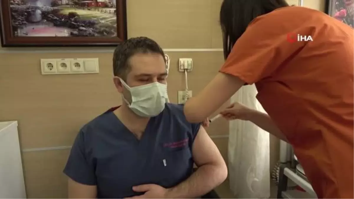 Sağlık çalışanlarına ikinci doz korona virüs aşısı uygulanıyor