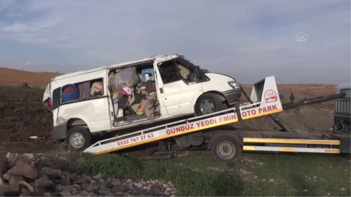 ŞANLIURFA - Tarım işçilerini taşıyan minibüs devrildi: 11 yaralı