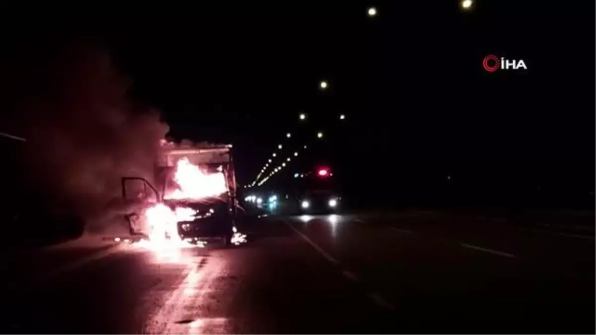 Seyir halindeki kamyonet alev alev yandı