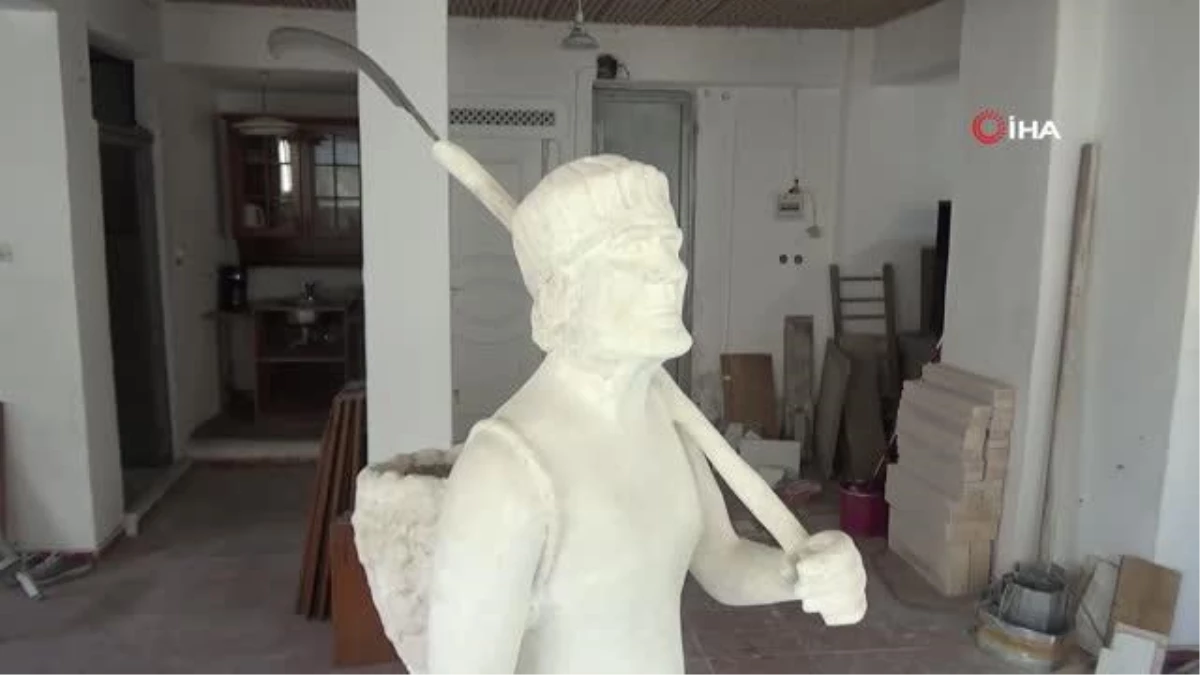 Sinop\'un önemli şahsiyetlerinin heykellerini yapıyorlar
