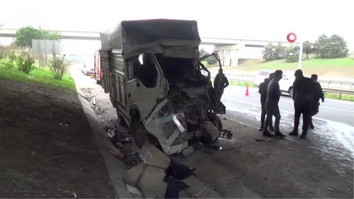 TEM Otoyolu\'nda iki kamyonet çarpıştı: 1 ağır yaralı
