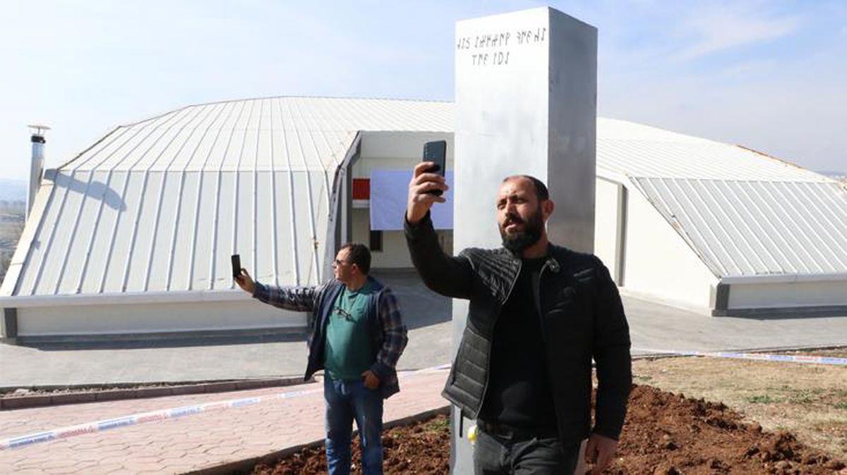 Uzay programı için Göbeklitepe\'ye yerleştirilen monolitin bir benzeri Şanlurfa\'da kent merkezine dikildi