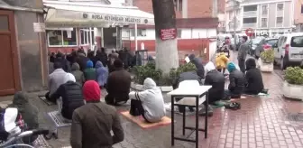 Yağmur altında cuma namazını kıldılar