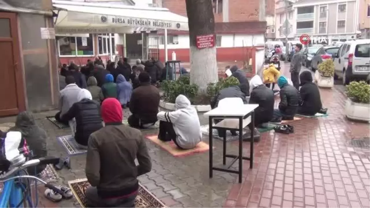 Yağmur altında cuma namazını kıldılar