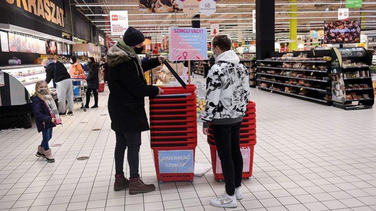 Macaristan\'da bir süpermarket Sevgililer Günü öncesinde aşkı bulmaları için müşterilerine yardımcı oluyor