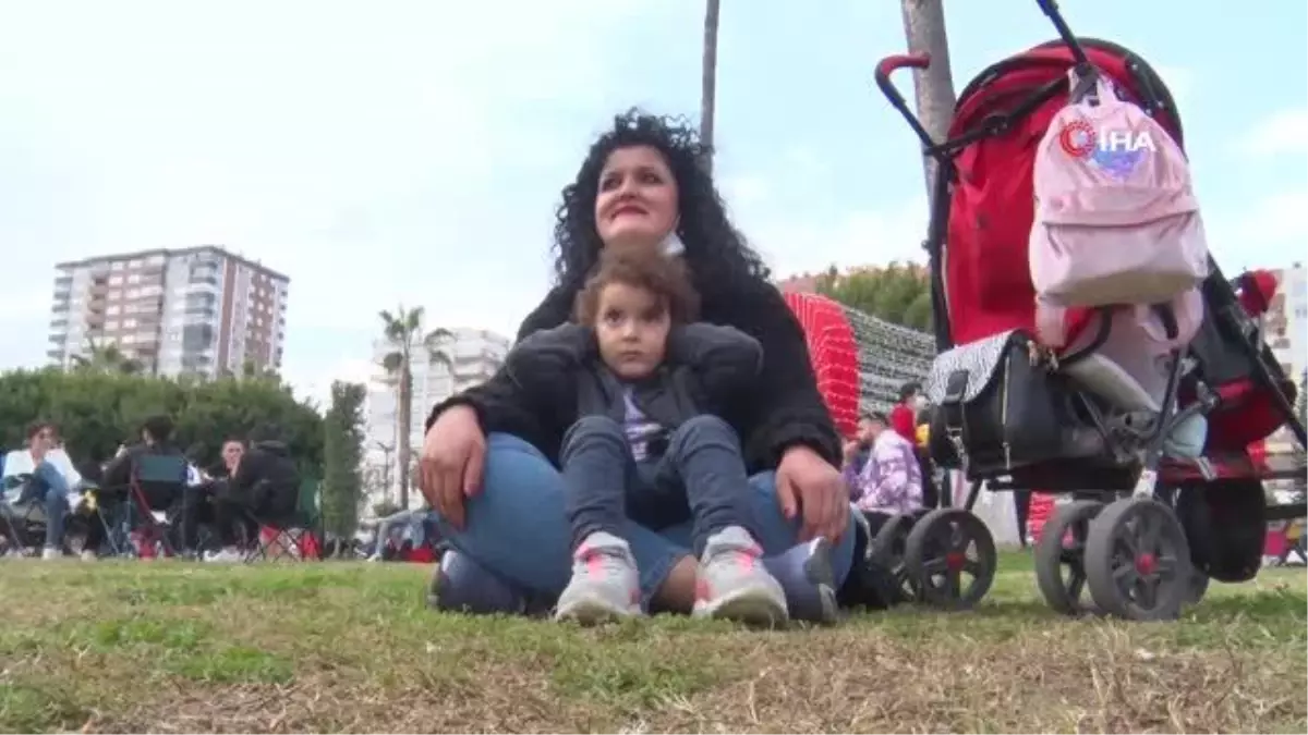 Mersinlilere dans sürprizi...Sahili temizlerken birden dans etmeye başladılar