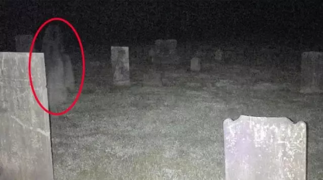 Mezarlıkta çektiği fotoğrafa eve dönünce bakan adam, hayaleti görünce şok oldu Mezarlıkta çektiği fotoğrafa eve dönünce bakan adam, hayaleti görünce şok oldu