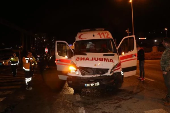 Otomobil ve ambulans çarpıştı! 3 kişi yaralandı, hamile kadın ambulansta doğum yaptı