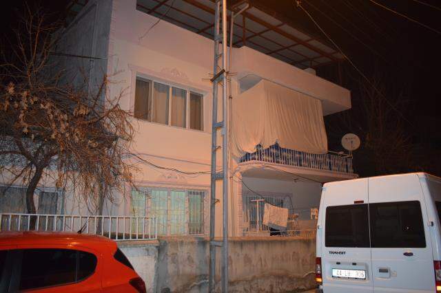 Yatak odasına giren kadın, 2 çocuğunun babasını tavana asılı halde