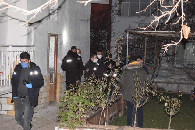 Yatak odasına giren kadın, 2 çocuğunun babasını tavana asılı halde