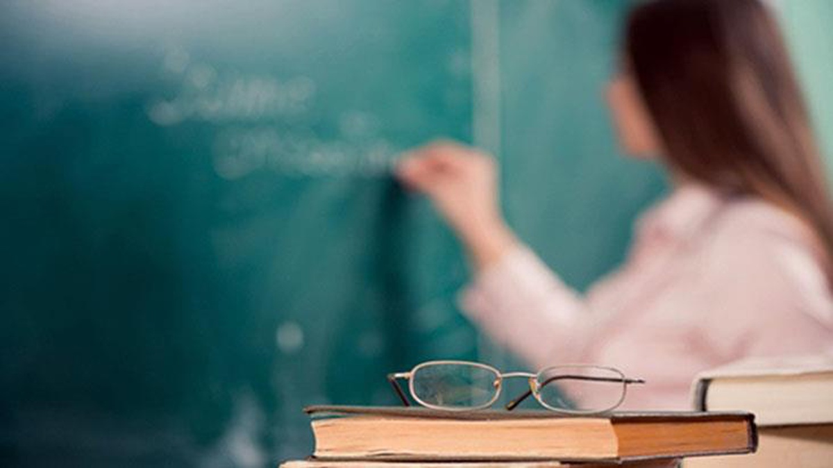 Yetişkin filmlerinde oynayan öğretmenin işine son verildi