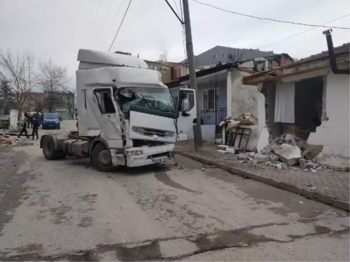 Yoldan çıkan kamyon eve girdi, televizyon izleyen genç yaralandı