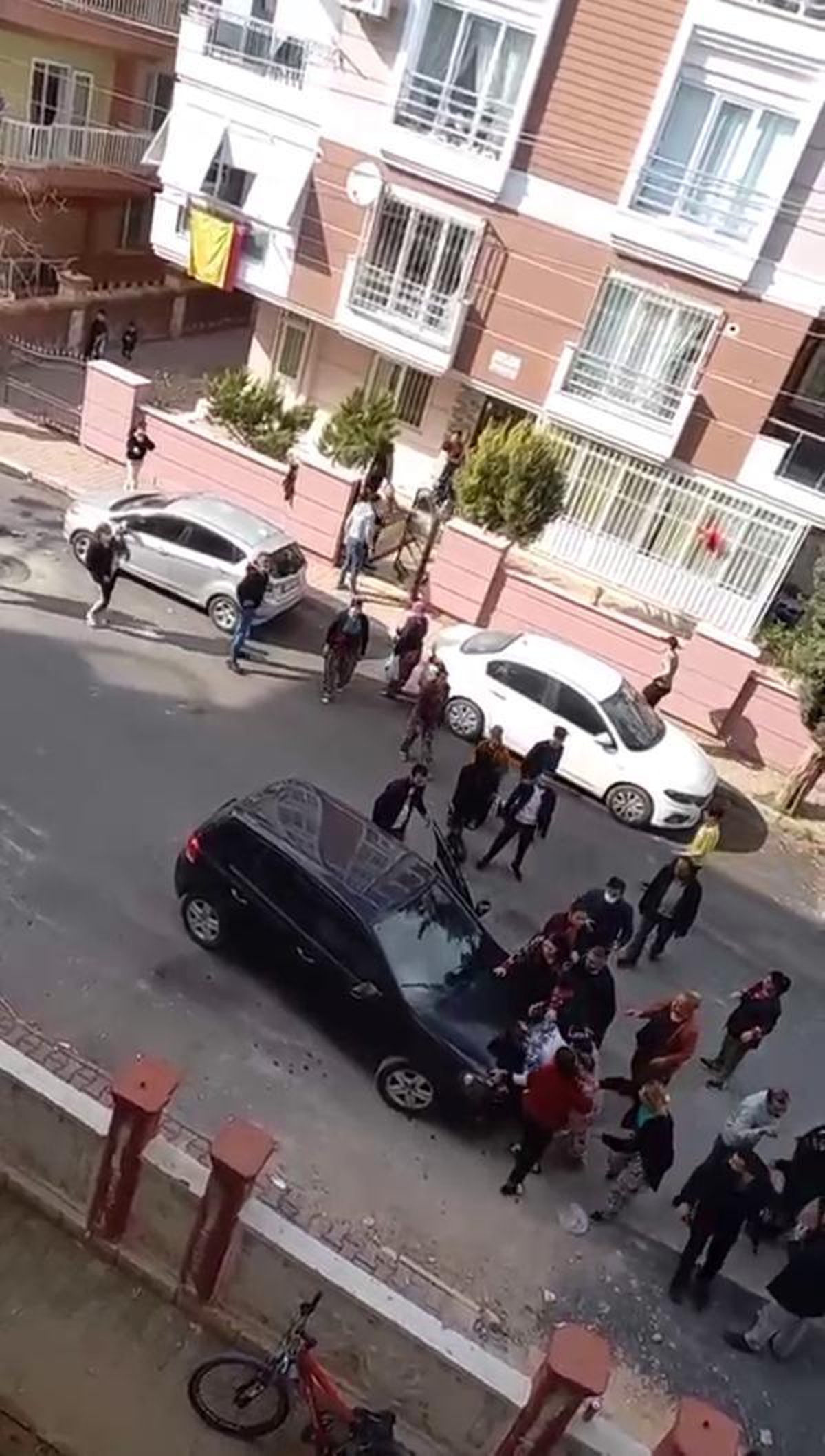Antalya\'da komşu iki aile kavga etti, bir kişi otomobile kafa attı