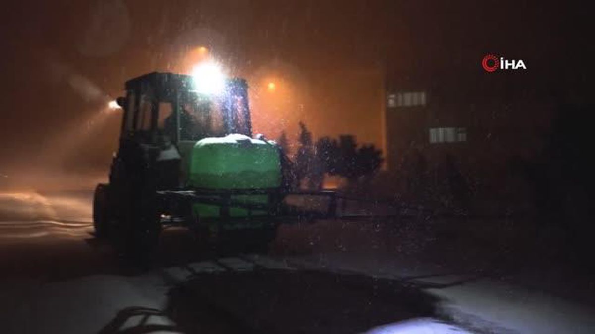 Biga Belediyesi ekiplerinin karla mücadelesi sürüyor