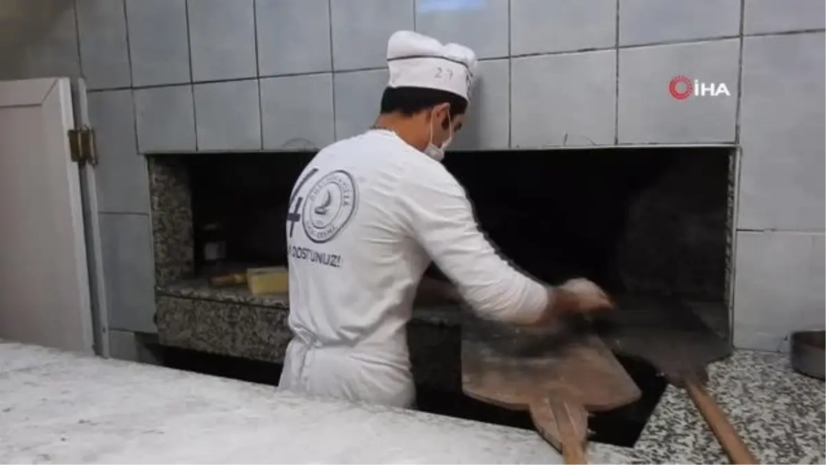 Çeşmeli esnaftan Sevgililer Günü'nde keman eşliğinde paket servisi