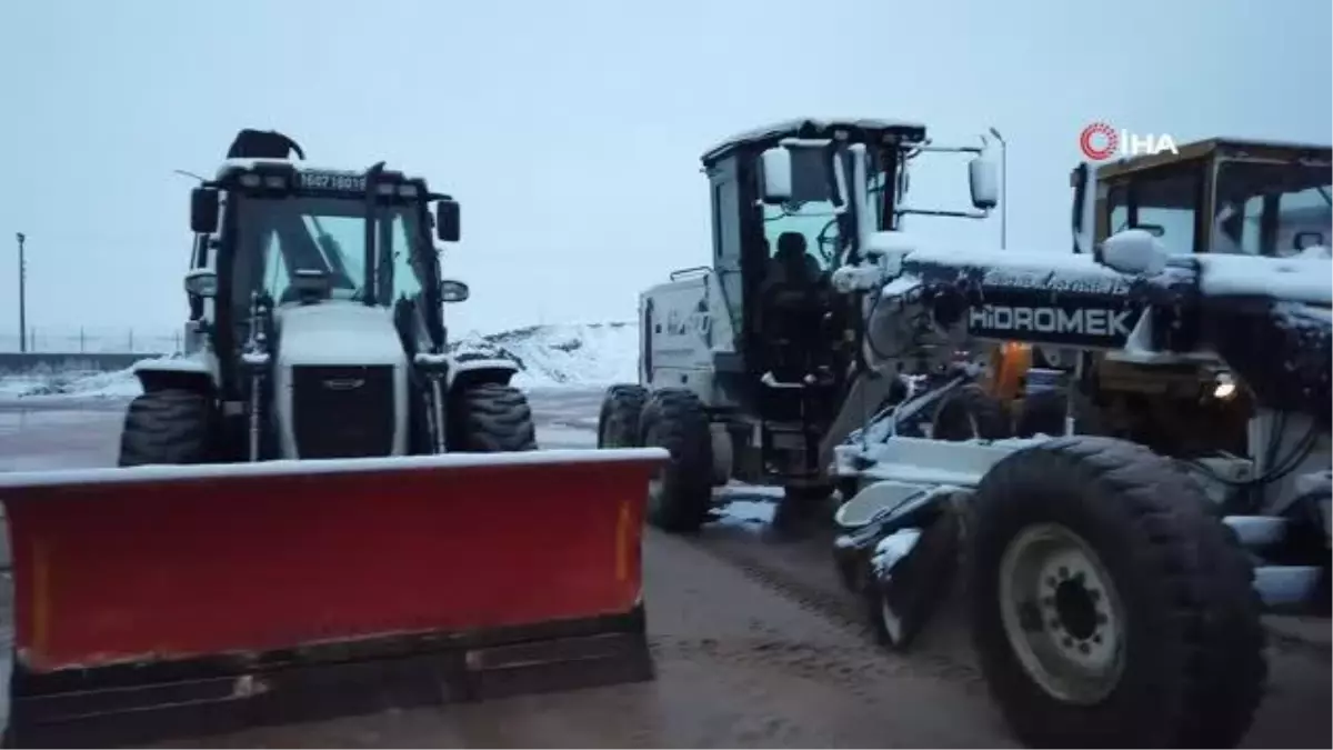 Ekipler çalıştı, kar zahmet değil rahmet oldu
