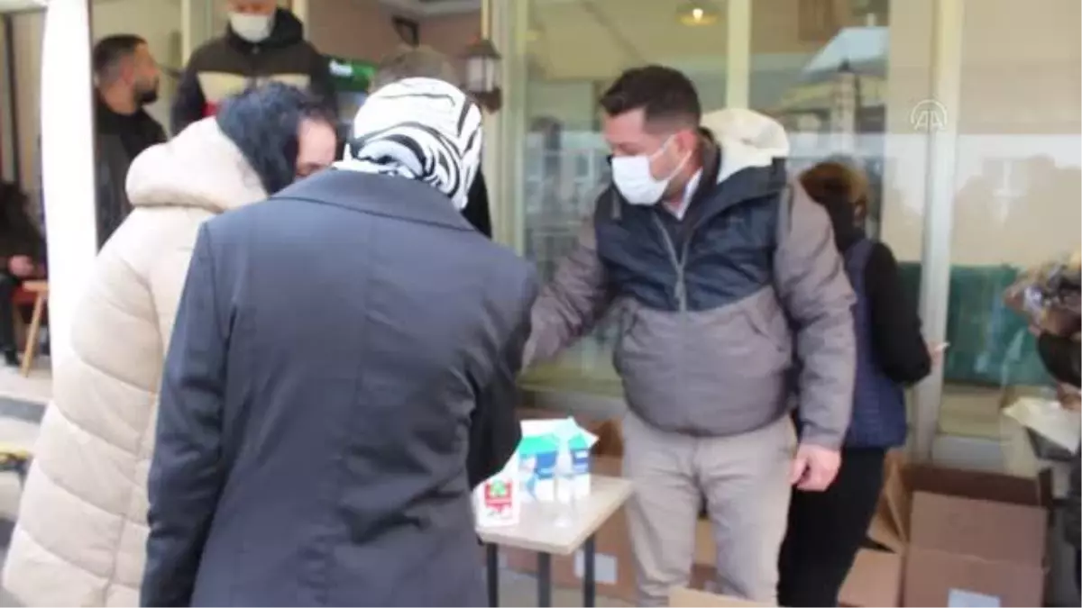 Esenyurt'ta ihtiyaç sahibi çocuklara ayakkabı dağıtıldı