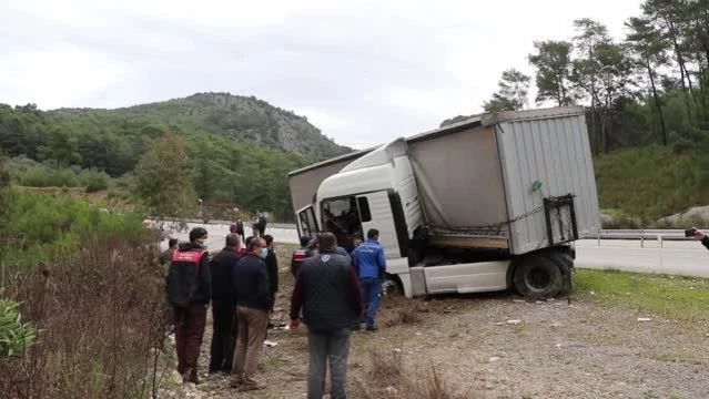 Fethiye'de yoldan çıkan tırın sürücüsü yaşamını yitirdi