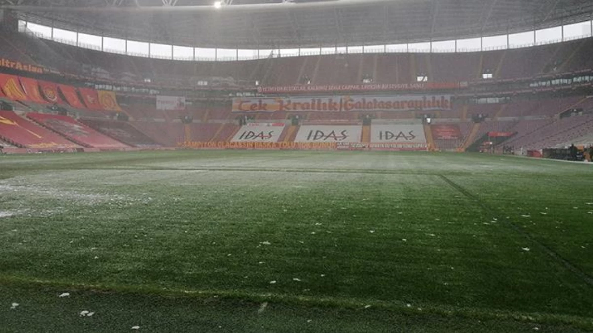 Galatasaray-Kasımpaşa maçı öncesi Türk Telekom Stadı\'nın zemininde bozukluklar olduğu görüldü