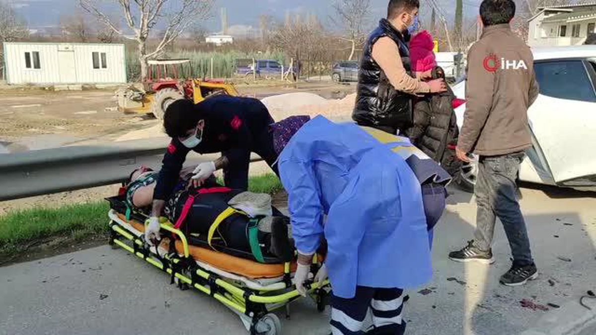 Hurdaya dönen otomobilin içinden sağ çıktılar