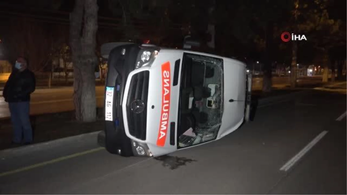 Isparta\'da otomobil ile ambulans çarpıştı: 2 yaralı