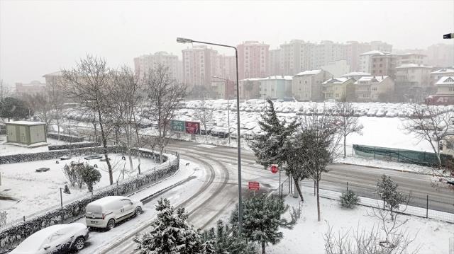 İstanbul'da kar yağışı etkisini sürdürüyor! Bazı bölgelerde kar kalınlığı 10 santimetreyi buldu