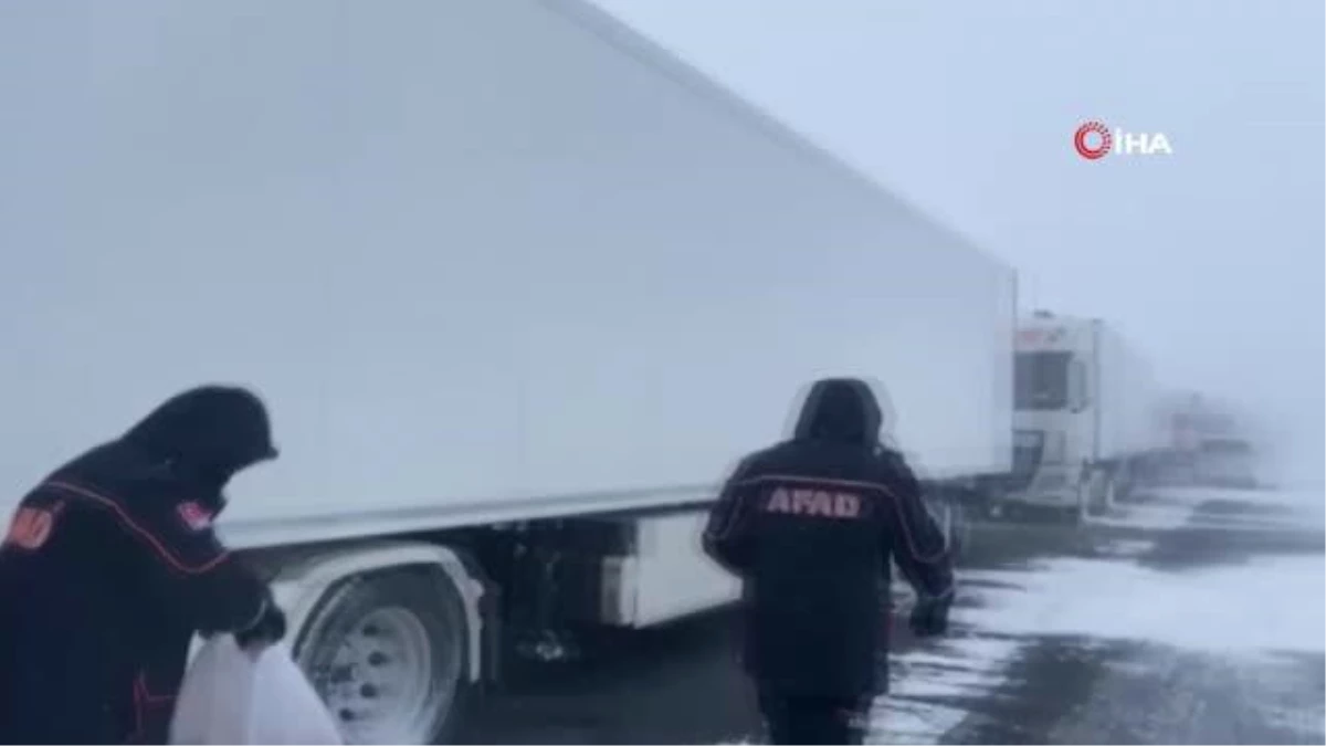 Kar ve fırtınanın ortasında kalan TIR sürücülerinin imdadına AFAD ekibi yetişti
