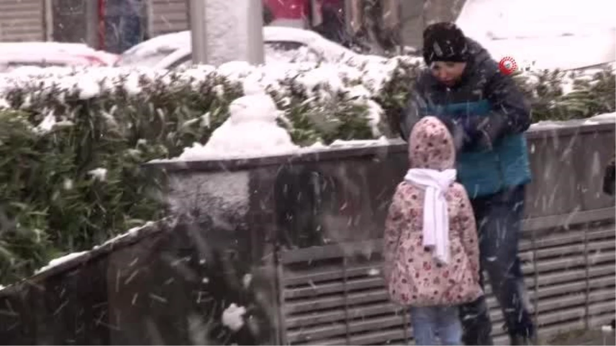 Kar yağışını gören vatandaşlar kısıtlamayı unutarak sokaklara döküldü